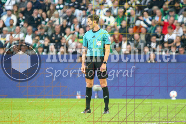 Borussia Mönchengladbach vs SV Werder Bremen - Bundesliga  | Mönchengladbach, Deutschland, 14.09.25:   Schiedsrichter Dr. Matthias Jöllenbeck schaut waehrend des Spiels der Bundesliga zwischen Borussia Mönchengladbach vs SV Werder Bremen im Stadion im Borussia Park(Foto von Brauer-Fotoagentur / Adrian Schlueter)