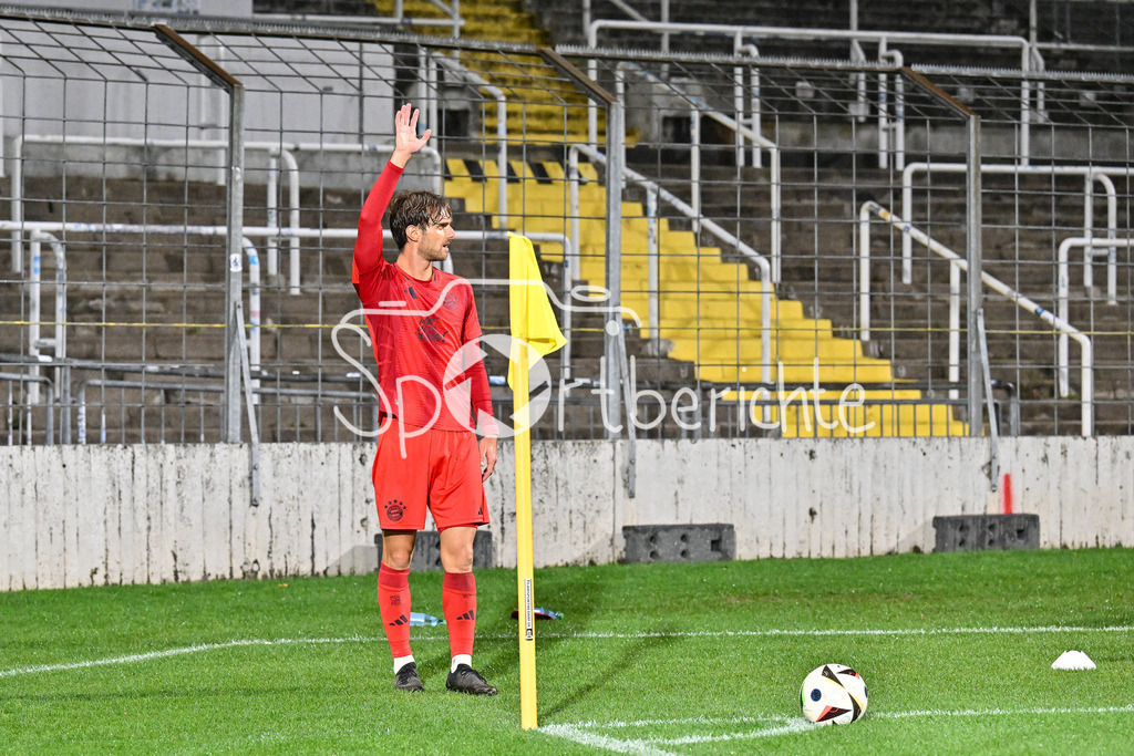 FC Bayern Amateure - FV Illertissen | Beim Eckball Luca DENK (FC Bayern München II #6) / Freisteller / einzelfoto