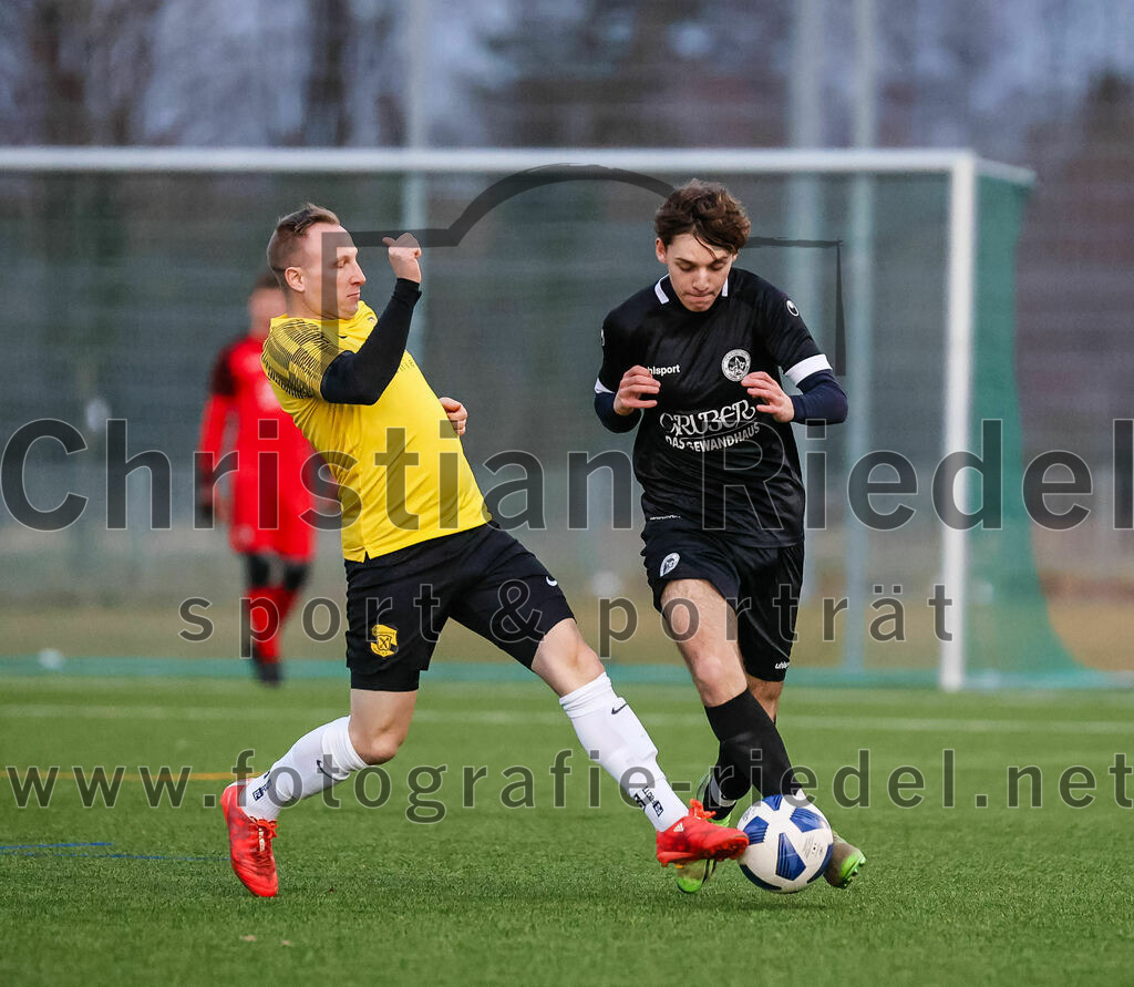 2024-02-17_020_FC_Herzogstadt_gegen_FC_Moosinning_II | Erding, Deutschland, 17.02.2024:
Fußball, Kreisklasse 2023 / 2024, Testspiel, FC Herzogstadt gegen FC Moosinning II, Endergebnis: 2:2

Manuel Gröber (FC Moosinning, #9), Lino Oeder (FC Herzogstadt, #14)

Foto: Christian Riedel / fotografie-riedel.net