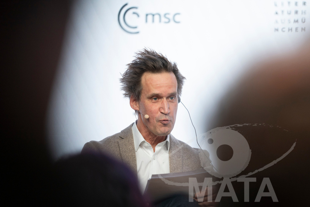 _DWA2755 | Die MSC Security and Literature Series der Münchner Sicherheitskonferenz wird von der ZEIT mitveranstaltet und vom Literaturhaus München unterstützt. Am Donnerstag, 12. Februar (19-20 Uhr), spricht Autor Serhiy Zhadan aus Charkiw mit Chrystia Freeland, Sonderbeauftragte für den Wiederaufbau der Ukraine und ehemalige stellvertretende Premierministerin Kanadas, über die Zukunft der Ukraine - Realisiert mit Pictrs.com