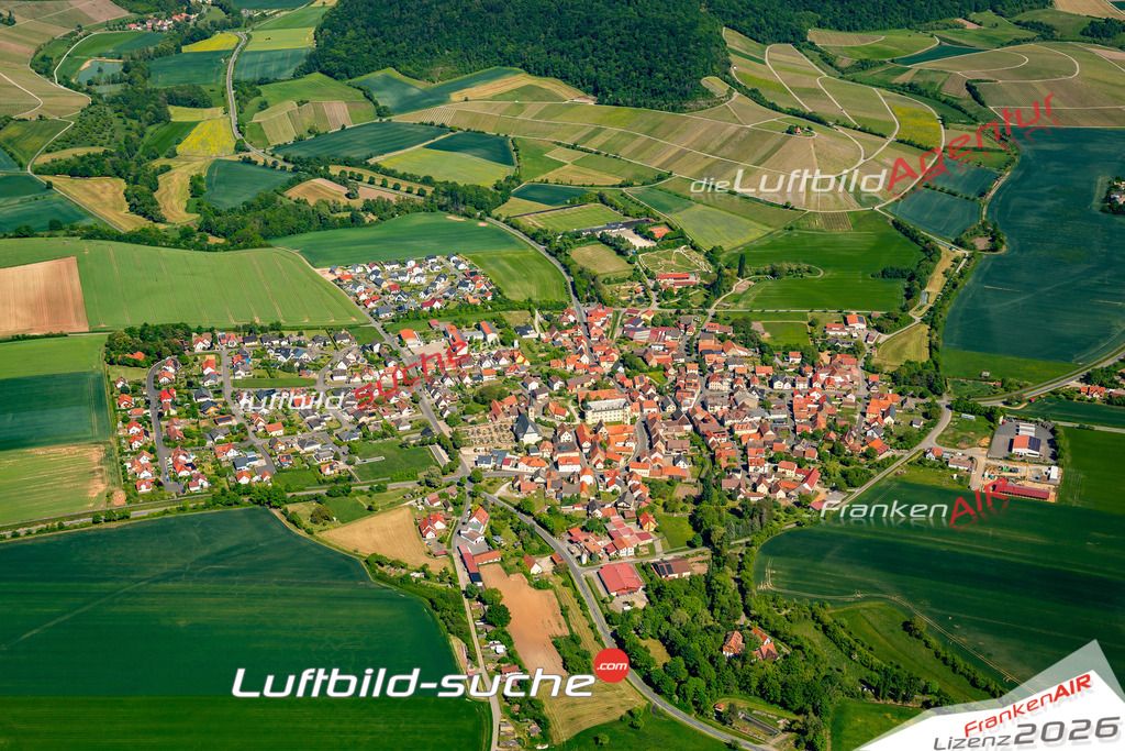 Luftaufnahme der Stadt Oberschwarzach - Die Luftaufnahme wurde 2025 vom UL-Flugzeug heraus erstellt ( keine Drohne ) - Hochauflösende Luftaufnahme - für professionelle Ausdrucke geeignet. Die Geschenkidee !Mit Lizenz und Bildrechte bestellbar
