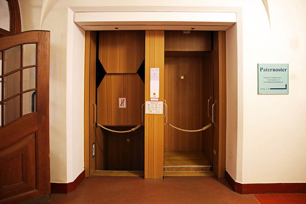Bildlexikon Leipzig - Neues Rathaus - Paternoster | Das Team hinter BILDLEXIKON LEIPZIG bündelt historische wie aktuelle Informationen über die Stadt Leipzig in Text und Bild auf einer Plattform und stellt diese der interessierten Öffentlichkeit zur Verfügung.