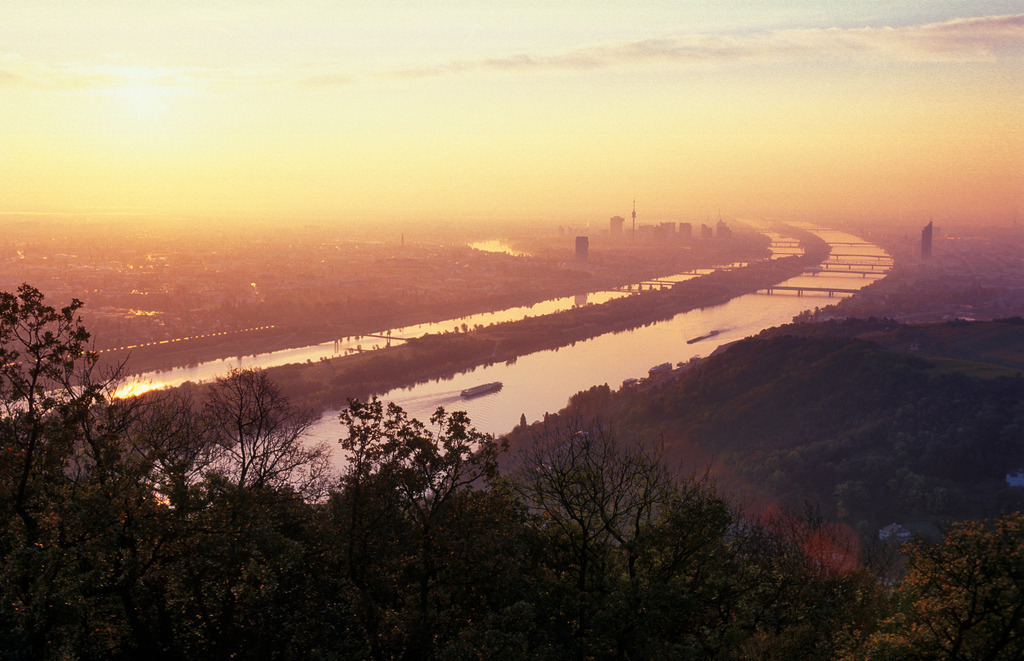 Sonnenaufgang über der Stadt Wien | Wien, Austria - November 01, 2006: Sonnenaufgang über der Stadt Wien mit Blick auf die Skyline und den Donauturm. - Realisiert mit Pictrs.com