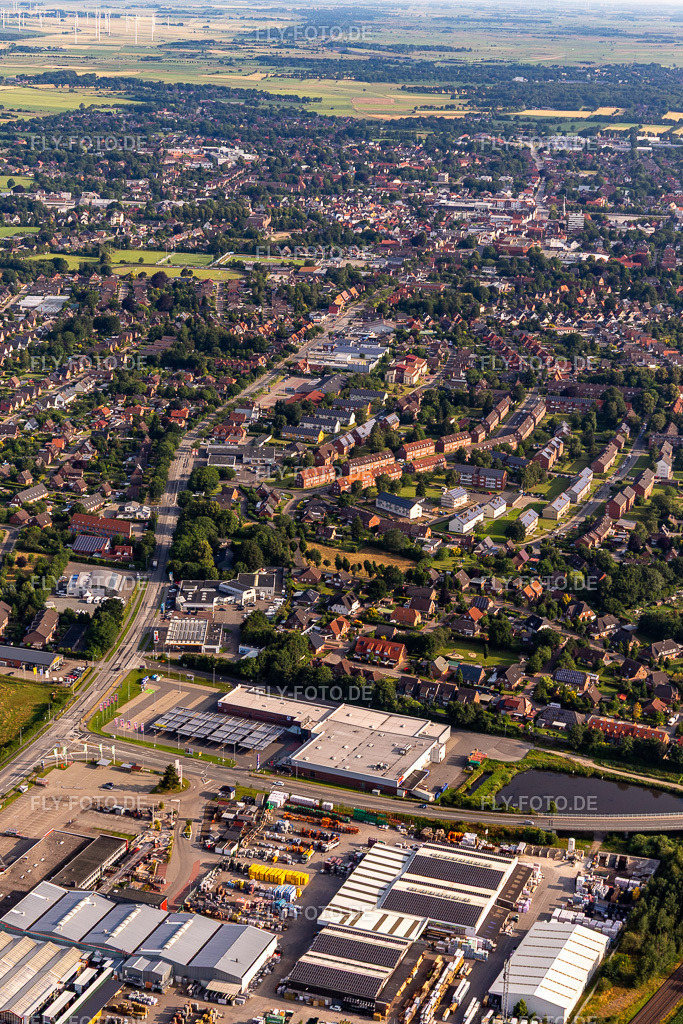 Stadtansicht des Innenstadtbereiches | Luftbild: Stadtansicht des Innenstadtbereiches in Heide im Bundesland Schleswig-Holstein in Deutschland. Foto: IMG_0007145.jpg vom 11.07.2021 durch Werner Riehm/FLY-FOTO.de - Realisiert mit Pictrs.com