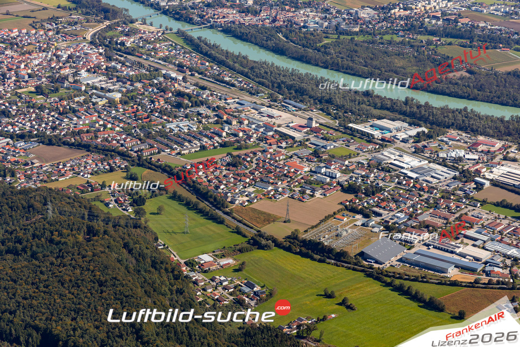Das Luftbild der Stadt Simbach am Inn wurde 2021 vom Flugzeug heraus erstellt (keine Drohne) Aufnahmehöhe ca.450 Meter- hohe Bildauflösung und Druck-Qualität garantiert!