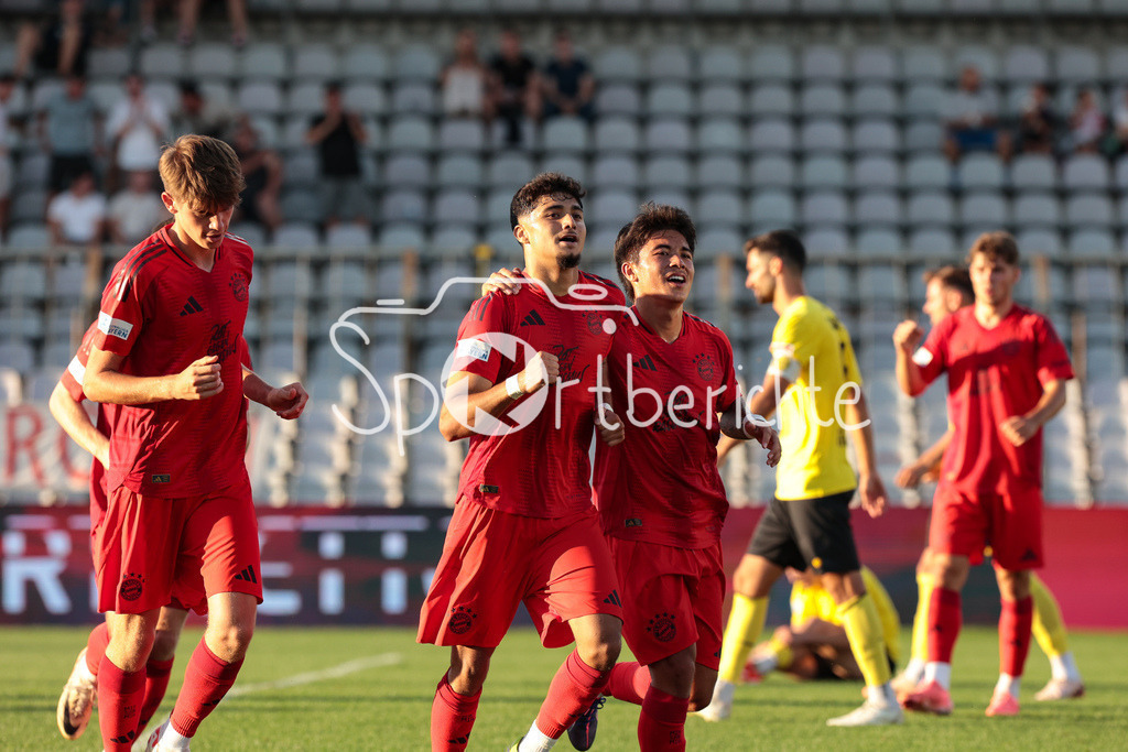 FC Bayern Amateure - SpVgg Bayreuth | Jubel nach dem Treffer zum 3-1 fuer die Bayern Amateure duch Emirhan DEMIRCAN (FCB #11) / Freude / Tor / Torschuetze