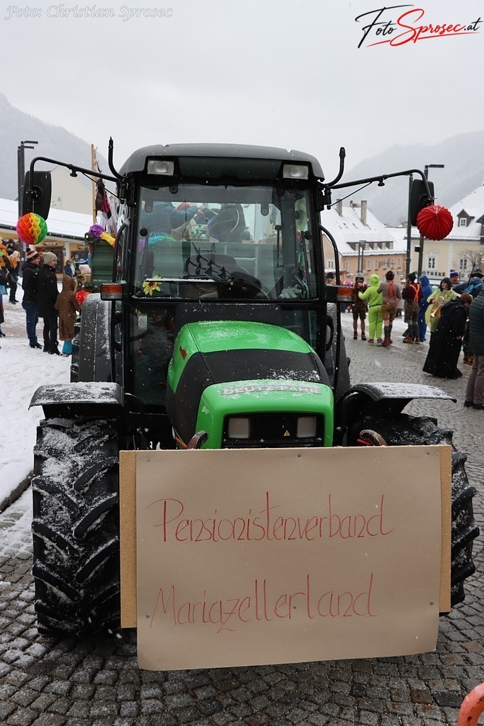 fasching2026-mariazell (67) | Mit meiner Kamera halte ich besondere Augenblicke, faszinierende Landschaften und interessante Details fest. Dabei entstehen ganz unterschiedliche Aufnahmen – von stimmungsvollen Landschaftsfotografien und beeindruckenden Drohnenaufnahmen über Pressefotos - Realisiert mit Pictrs.com