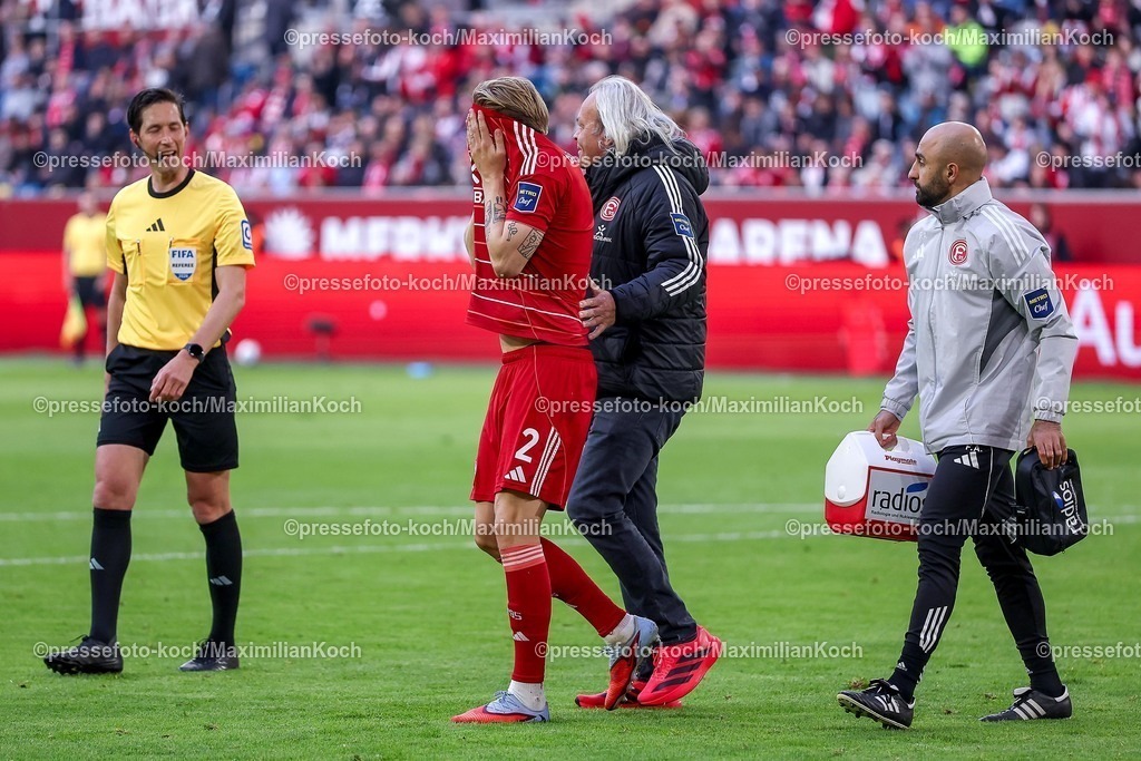 F9510042601042 | 10.04.2026, Fußball, Fortuna Düsseldorf - Holstein Kiel, 2. Fußball Bundesliga, Herren, Merkur Spiel-Arena, 29. Spieltag, Saison 2025 2026: Jesper Daland (Fortuna Düsseldorf #02) verletzt mit Schmerzen auf dem Spielfeld und dem Trikot über dem Kopf  DFB regulations prohibit any use of photographs as image sequences and or quasi-video.