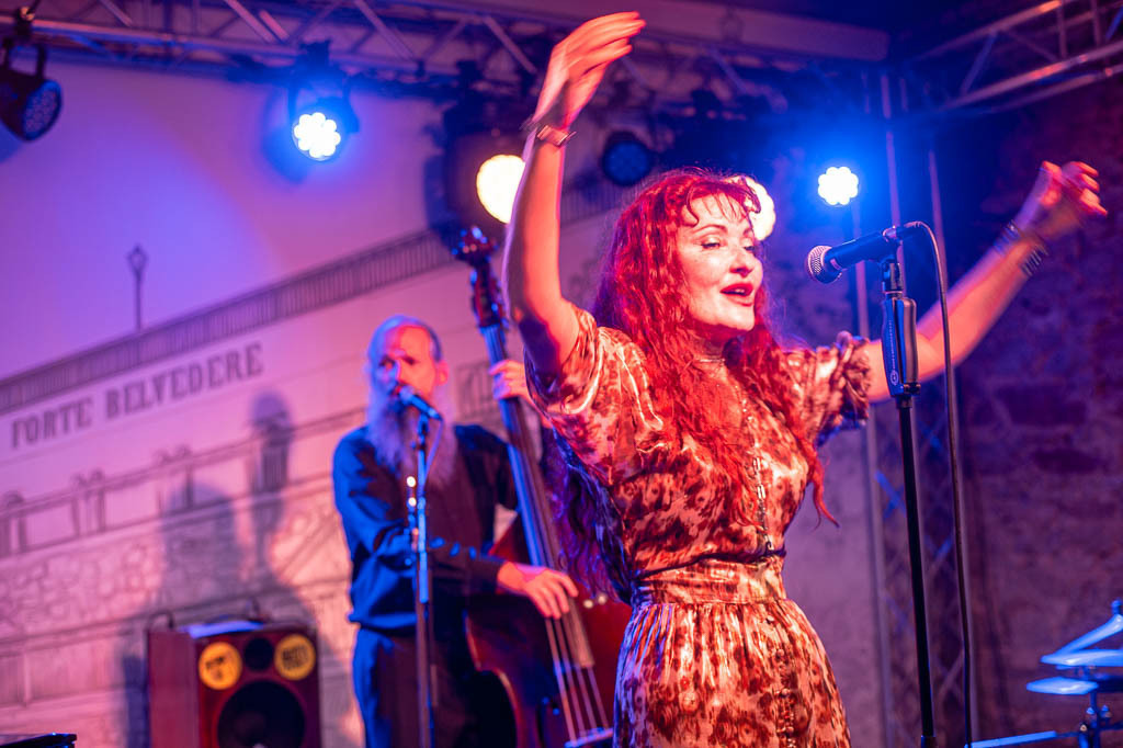 Maria Markesini Konzert | Maria Markesini meets Klazz Brothers im Forte Belvedere Leisnig zum Festival Hallo Leisnig 2022. - Realisiert mit Pictrs.com