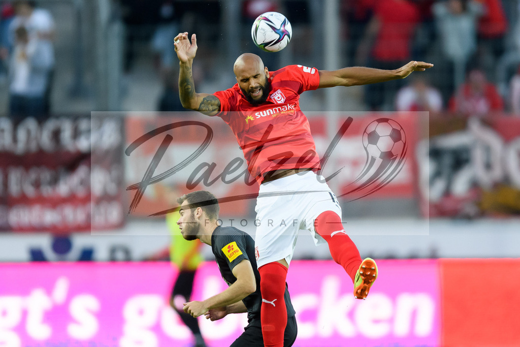HFCFCK20210824_047 | Fussball, Herren: Boris Tomiak (1. FC Kaiserslautern) und Terrence Boyd (Hallescher FC) im Zweikampf beim Spiel der 3. Liga zwischen Hallescher FC und 1. FC Kaiserslautern im Leuna-Chemie-Stadion am 24.08.2021 in Halle (Saale), Deutschland. - Realisiert mit Pictrs.com