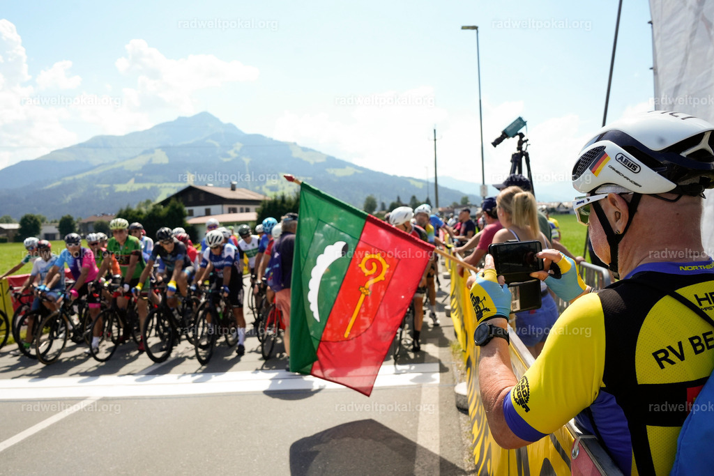483_20230817_Bewerb_Maenner_Muehlanger | AUT - OESTERREICH, 2023-08-16: SPORT RENNRAD-FAHREN - 55. INTERNATIONALER RADWELTPOKAL IN ST. JOHANN IN TIROL  - Vintage-Radrennen mit WM-Bronze-Medaillen-Siegerin Christina Schweinberger, den Teilnehmer und Alexander Baumann (vom Orginastions-Team) - TAG 2 BEWERB MAENNER IN SECHS GRUPPEN  ; Foto: Roland Muehlanger