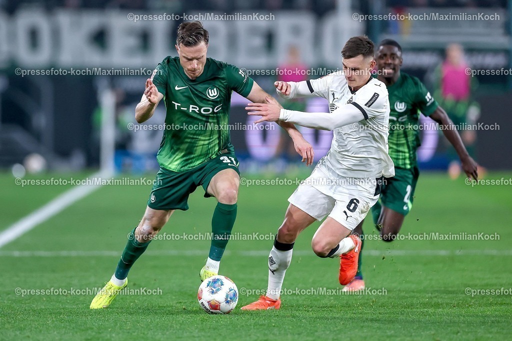 BMG13122501068 | 13.12.2025, Fußball, Borussia Mönchengladbach - VfL Wolfsburg, 1. Fußball Bundesliga, 14.Spieltag, Borussia-Park, Saison 2025 2026: Yannick Gerhardt&nbsp;(VfL Wolfsburg #31) im Zweikampf gegen  Yannik Engelhardt&nbsp;(Borussia Mönchengladbach #06)  DFB regulations prohibit any use of photographs as image sequences and or quasi-video.