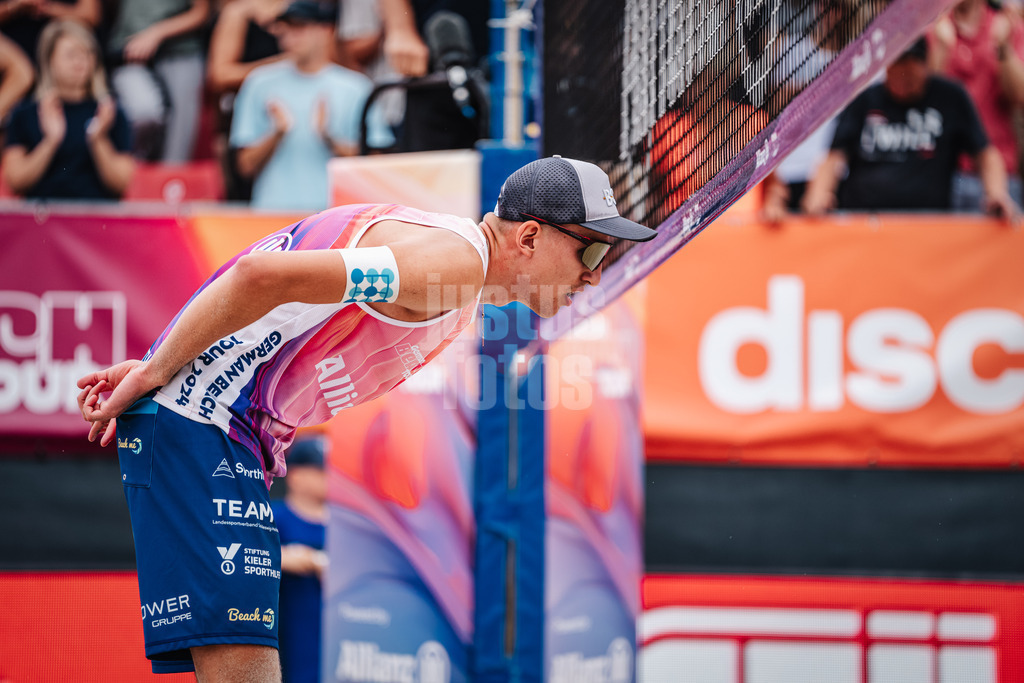 Beachvolleyball | Männer | Allianz German Beach Tour 2024 | Tourstop Kühlungsborn 2 | 18.08.2024 | Momme Lorenz wartet am Netz auf die Angabe und gibt Zeichen