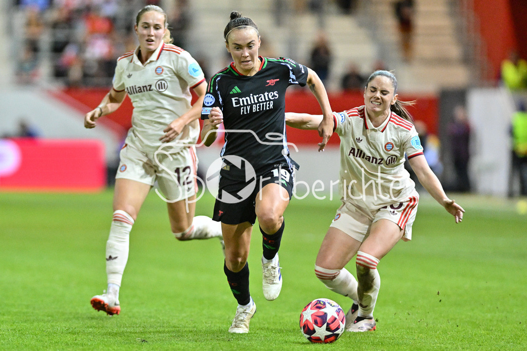 FC Bayern München Frauen - Arsenal London Frauen | im Duell Caitlin FOORD (Arsenal London #19) und Sarah ZADRAZIL (FCB #25) / Zweikampf / UEFA Womens Champions League: FC Bayern München Frauen - Arsenal London Frauen, FC Bayern Campus am 09.10.2024