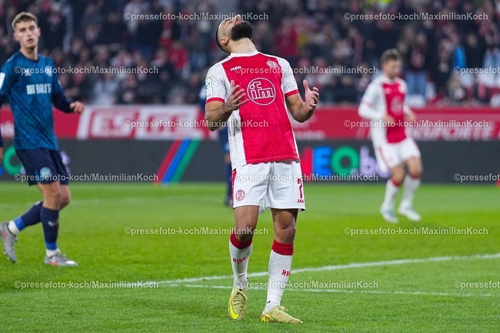 xYDRx01022601062 | 01.02.2026, xydrx, Fußball, 3.Liga, Rot-Weiss Essen - SV Wehen Wiesbaden, Saison 2025 2026, Stadion an der Hafenstraße: Ramien Safi (Rot-Weiss Essen #7) ärgert sich    DFB regulations prohibit any use of photographs as image sequences and or quasi-video. Photo: xYannisxDreimannxPressefotoKochx