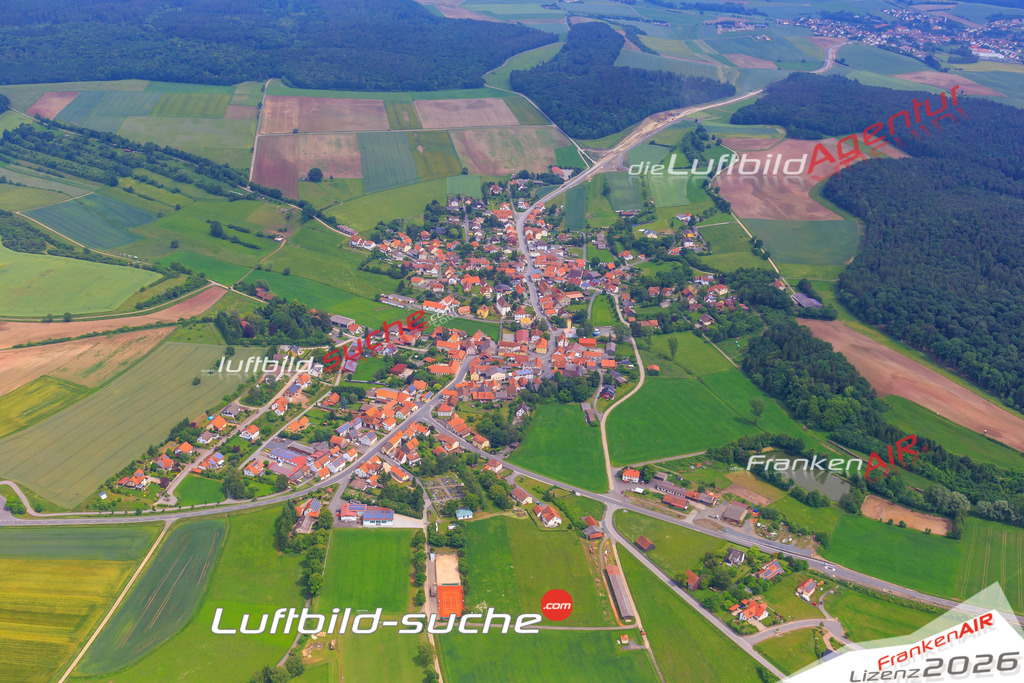 Die Luftaufnahme der Stadt Ermershausen wurde vom UL-Flugzeug heraus erstellt ( keine Drohne )- hohe Auflösung für beste Qualität
