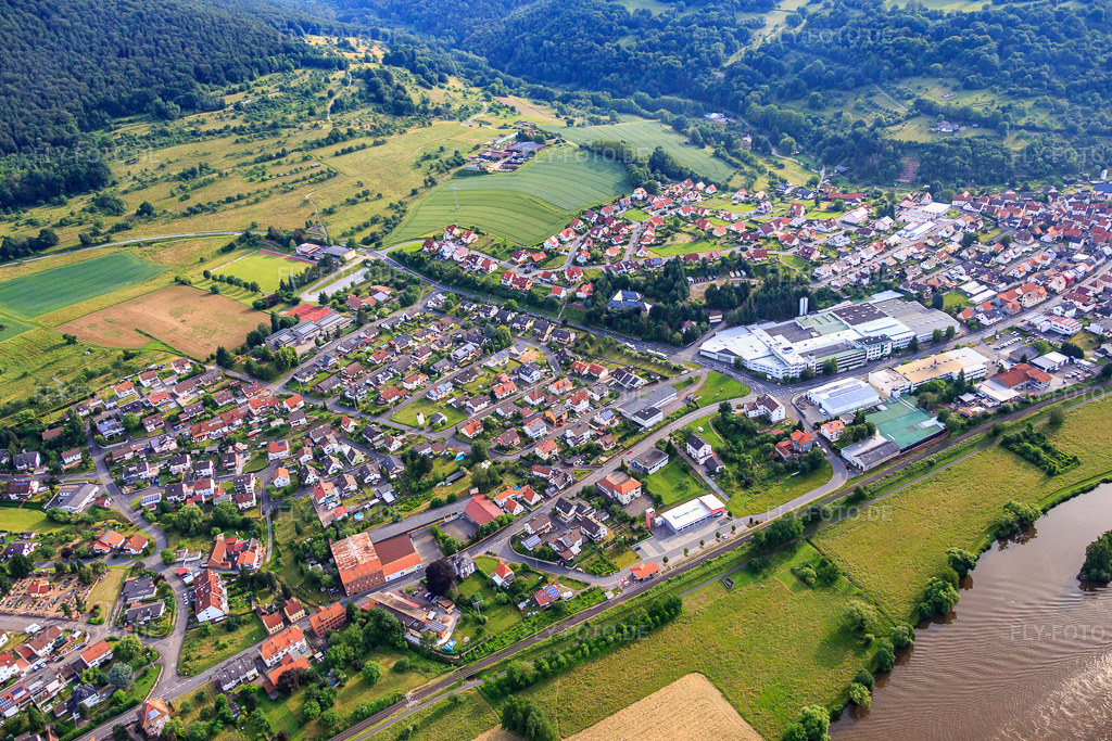 Luftbild: Ortsansicht am Mainufer aus Westen im Ortsteil Fechenbach in Collenberg im Bundesland Bayern in Deutschland. Foto: IMG_089653.jpg vom 11.06.2016 durch Werner Riehm/FLY-FOTO.de