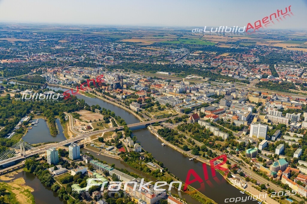 Schrägluftbild  Altstadt  Magdeburg - Das Luftbild wurde 2025 vom UL-Flugzeug heraus erstellt (ohne Drohne- keine Drohnenaufnahme ) - Hochauflösende Luftaufnahme -Nicht vergleichbar mit Google Maps oder Satelittenbilder- Die Geschenkidee !Mit Lizenz und Bildrechte bestellbar