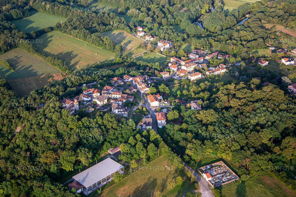Vue aérienne: Vue de la ville à le quartier Peci in Savogna dans le département Gorizia, Italie. Photo: IMG_137586.jpg prise le 16/07/2023 par Werner Riehm/FLY-FOTO.eu – Résolution de l'original: 5472 x 3648 px
