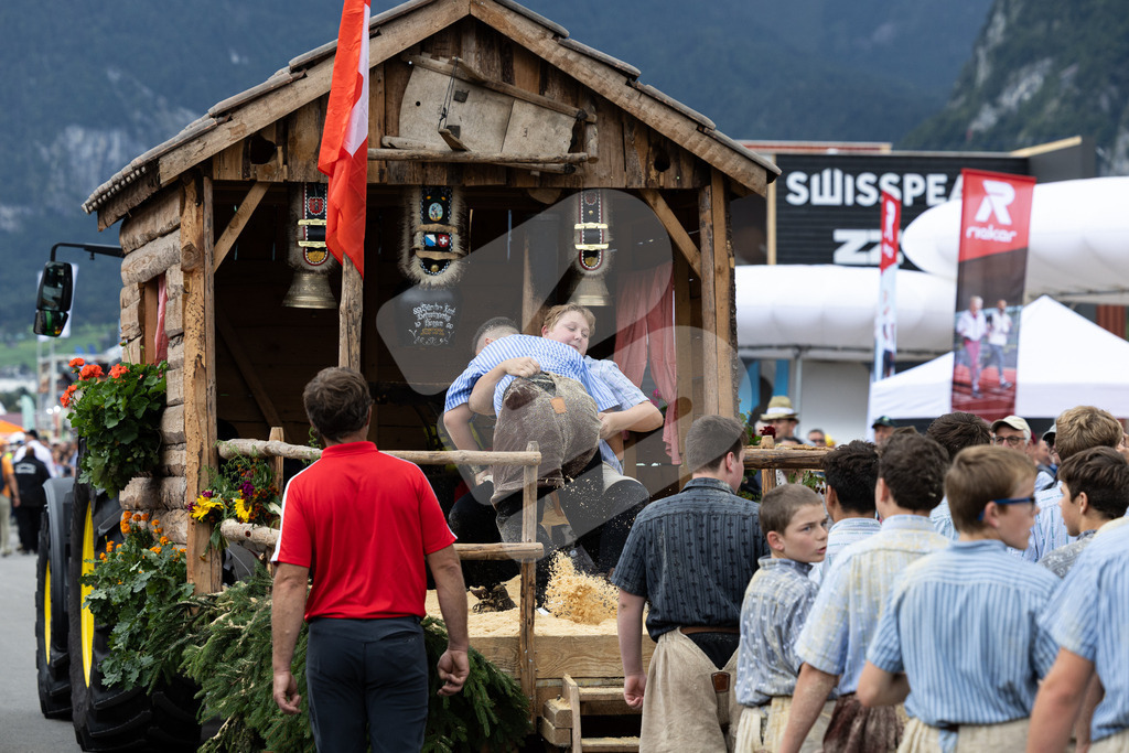 ESAF2025_Freitag_4112 | Die Schwinger des Schwyzer Kantonalen Schwingerverbandes: Fotos, die Dynamik und Leidenschaft festhalten, sowie emotionale Momente aus dem traditionellen Schwingsport zeigen. - Realisiert mit Pictrs.com