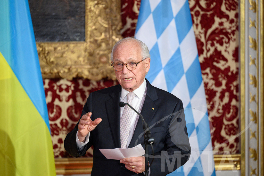 _DWI5304 | Diplomat Wolfgang Ischinger, Vorsitzender der Münchner Sicherheitskonferenz, spricht während eines Pressestatements in der Münchner Residenz vor der Verleihung des Ewald-von-Kleist-Preises. Der diesjährige Ewald-von-Kleist-Preis wird am Rande der Münchner Sicherheitskonferenz 2026 an das ukrainische Volk vergeben. München, 14.02.2026 Bayern Deutschland - Realisiert mit Pictrs.com