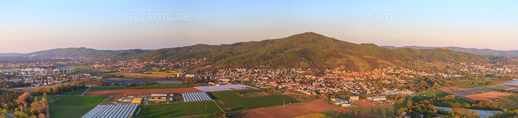 Luftbild: Stadtpanoramat zu Füßen des Melibokus in Zwingenberg im Bundesland Hessen in Deutschland. Foto: IMG_077839-Pano.jpg vom 23.04.2015 durch Werner Riehm/FLY-FOTO.deAuflösung des Originals: 14891 x 3397 px