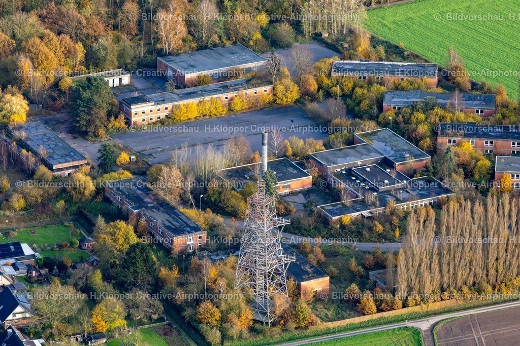 Luftbild Grefrath-5772 | Luftbildfotografie Herbstluftbild Verfall und Vegetations- Bewuchs der ehemaligen Militär- Kaserne des Deutsches Rotes Kreuz Ortsverein Grefrath e.V. in Grefrath im Bundesland Nordrhein-Westfalen, Deutschland - Realisiert mit Pictrs.com