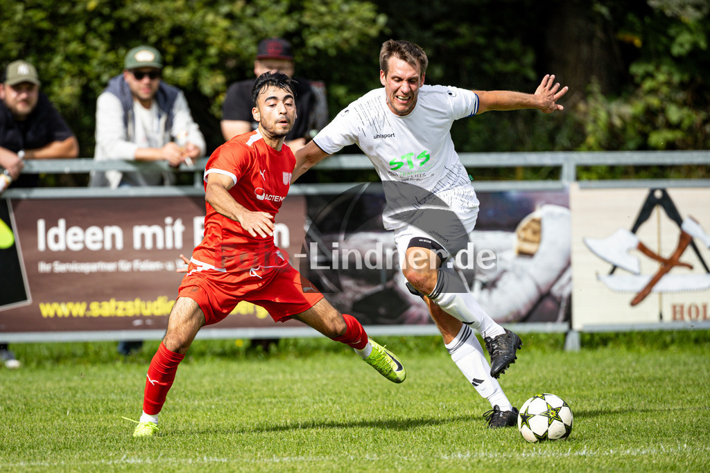 SG SV Eberfing/SV Söchering gegen SG 1 TSV Schäftlarn/SC Baierbrunn | Fußball Herren A-Klasse Gruppe 5 Zugspitze 2024/25 7. Spielttag, SG SV Eberfing/SV Söchering gegen SG 1 TSV Schäftlarn/SC Baierbrunn, 20250914,Zweikampf,2025-09-14 in Obersöchering (Sportplatz Obersöchering), Mostafa HUSSEINI (SG TSV Schäftlarn/SC Baierbrunn 11), Johannes AMMER (SG SV Eberfing/SV Söchering Kapitän 3)Copyright: WolfgangxLindner www.foto-lindner.de