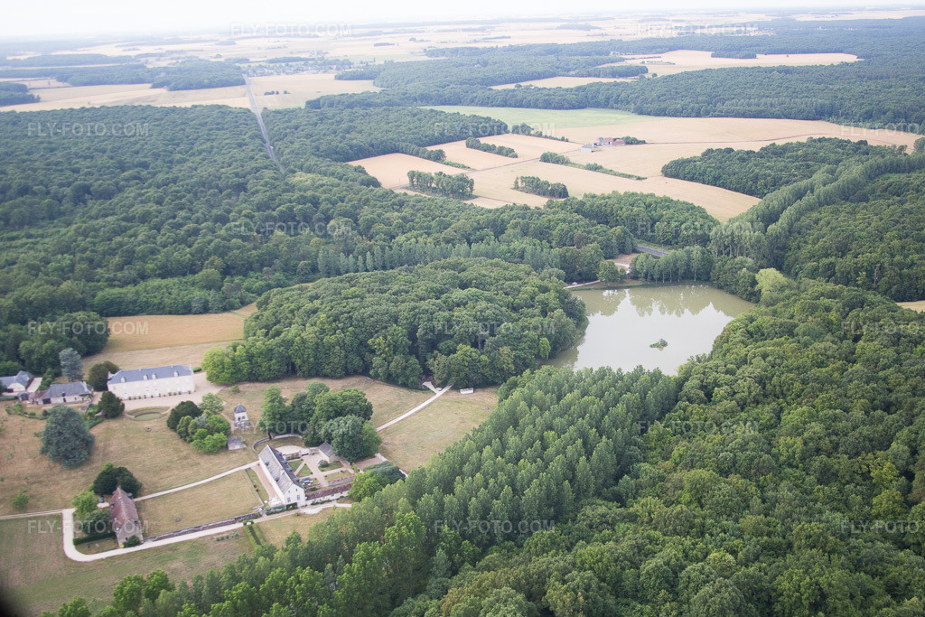 Aerial view: Castle complex of the castle in Autreche in Montreuil-en-Touraine in the state Indre et Loire, France. – Photo: IMG_082291.jpg taken on 06/20/2015 by Werner Riehm/FLY-FOTO.com – Resolution of the original: 4781 x 3187 px