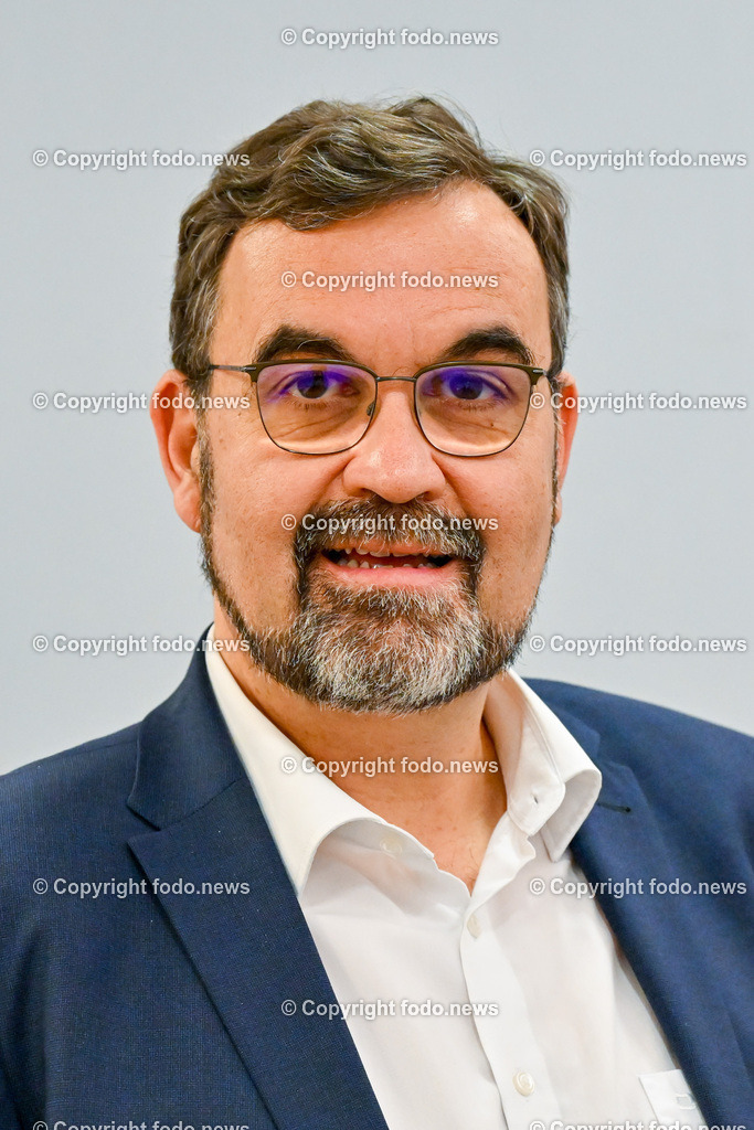 Pressekonferenz ProOriente_ Die Veränderung der Epoche-Herausforderung für die Christen_ 09.03.2023-2 | 09.03.2023, Presseclub Linz, AUT, Pressekonferenz Pro Oriente, Die Veraenderung der Epoche-Herausforderung fuer die Christen, im Bild Helmut Außerwoeger (Direktor des Bildungshauses Schloss Puchberg)

