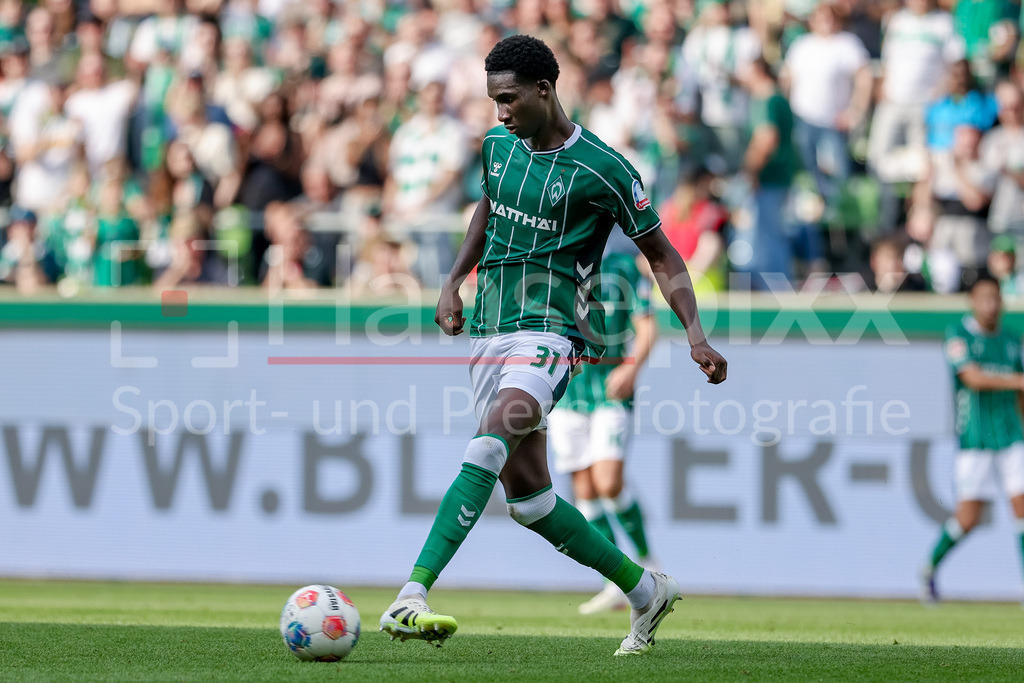 Fussball, Bundesliga, SV Werder Bremen - SC Freiburg | Karim Coulibaly (SV Werder Bremen, 31) am Ball, Einzelbild, Ganzkörper, Aktion, Action, Spielszene, DIE DFL-RICHTLINIEN UNTERSAGEN JEGLICHE NUTZUNG VON FOTOS ALS SEQUENZBILDER UND/ODER VIDEOÄHNLICHE FOTOSTRECKEN. DFL REGULATIONS PROHIBIT ANY USE OF PHOTOGRAPHS AS IMAGE SEQUENCES AND/OR QUASI-VIDEO.