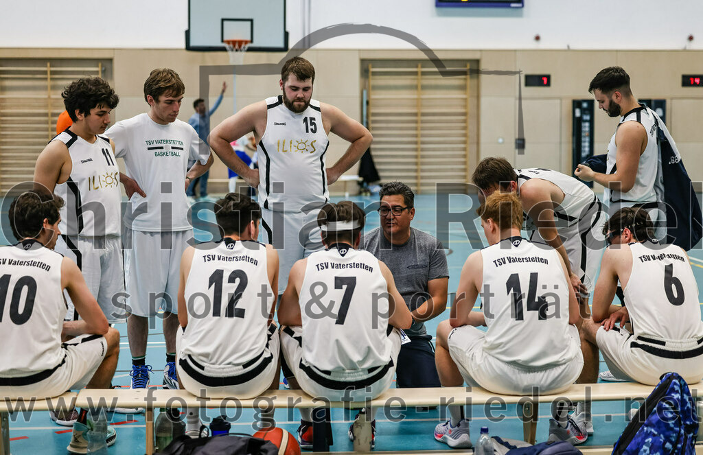 2022-05-01_035_TSV_Vaterstetten_gegen_DJK_Traunstein | Vaterstetten, Deutschland, 01.05.2022:
Basketball, Aufstiegsrunde zur Bayernliga 2021 / 2022, 5. Spieltag, TSV Vaterstetten gegen DJK Traunstein, Endergebnis: 87:79

Luca Maurice Kohll (TSV Vaterstetten, #10), Benicio Trinidad Paz (TSV Vaterstetten, #11), Maximilian Metzger (TSV Vaterstetten, #12), Mathias Furtmair (TSV Vaterstetten, #15), Bastian Heckner (TSV Vaterstetten, #7), Trainer Daniel Paz (TSV Vaterstetten), Alain Gales (TSV Vaterstetten, #14), Maximilian Rothe (TSV Vaterstetten, #6)

Foto: Christian Riedel / fotografie-riedel.net