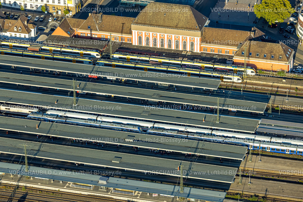 Hamm250904649 | Luftbild, Hbf Hauptbahnhof und überdachte Bahnsteige, Bahnhofsgebäude, Mitte, Hamm, Ruhrgebiet, Nordrhein-Westfalen, Deutschland