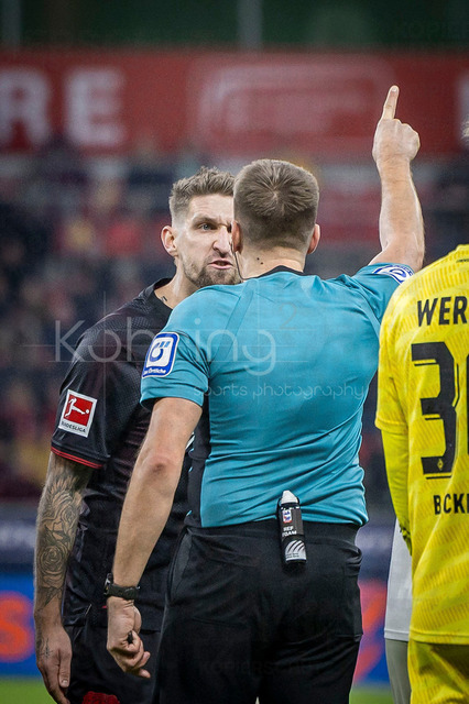 German Bundesliga, Bayer 04 Leverkusen vs. SV Werder Bremen, 24.01.2026 | LEVERKUSEN, GERMANY - JANUARY 24: Robert Andrich (Bayer 04 Leverkusen, 8) discusses with referee Tobias Reichel (Sindelfingen) during the German Bundesliga match on gameday 19 between Bayer 04 Leverkusen vs. SV Werder Bremen at BayArena on January 24, 2026 in Leverkusen, Germany. DFL REGULATIONS PROHIBIT ANY USE OF PHOTOGRAPHS AS IMAGE SEQUENCES AND/OR QUASI-VIDEO.