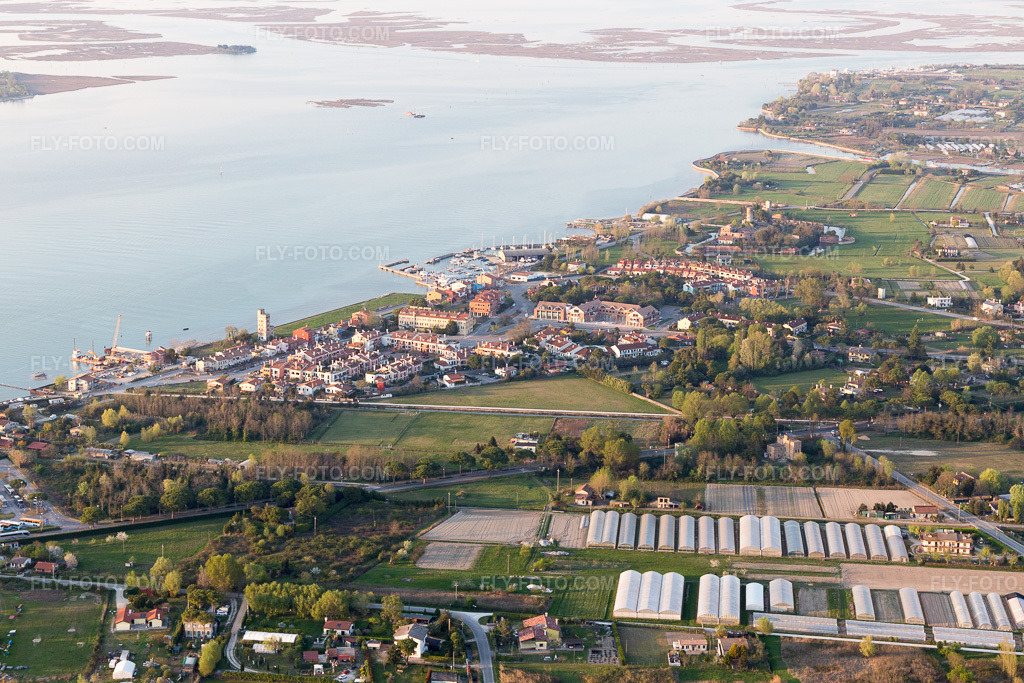 Aerial view: View of the town in Punta Sabbioni in the state Veneto, Italy. – Photo: IMG_098291.jpg taken on 04/03/2017 by Werner Riehm/FLY-FOTO.com – Resolution of the original: 5472 x 3648 px