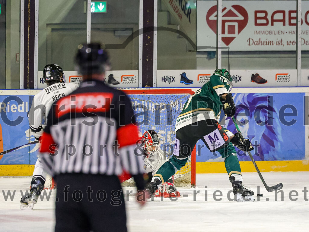 2025-11-25_089_TSV_Erding_gegen_EHF_Passau_Black_Hawks | Erding, Deutschland, 25.11.2025:Eishockey, Oberliga Süd 2025 / 2026, 20. Spieltag, TSV Erding gegen EHF Passau Black Hawks, Endergebnis: 2:3 n.V.Torwart Marco Eisenhut (EHF Passau Black Hawks, #30), Elia Ostwald (Erding Gladiators, #17)Foto: Christian Riedel / fotografie-riedel.net