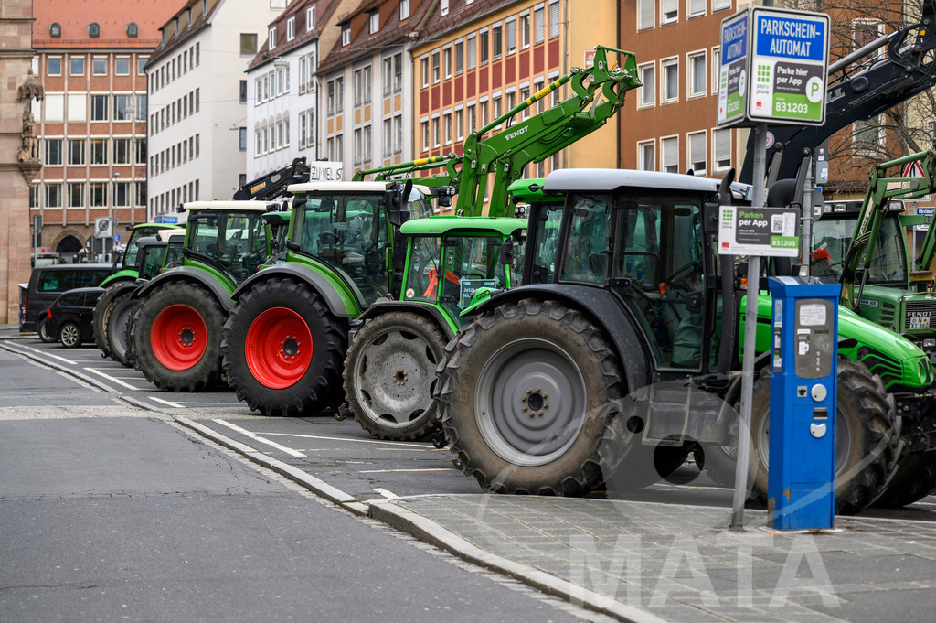 _DWA4345 | Bauerndemo gegen Agrarpolitik der Bundesregierung  auf dem Straße Obstmarkt und Hauptmarkt . Nürnberg, 08.01.2024 - Realisiert mit Pictrs.com