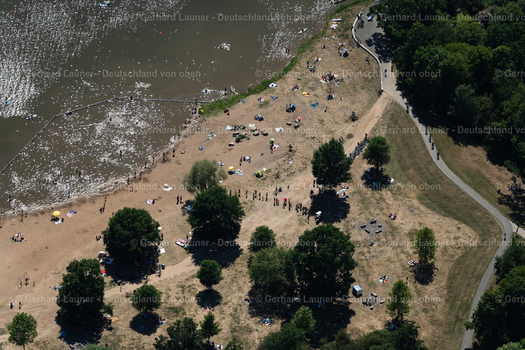 4029718 | BREMEN 01.06.2020 Sandstrand- Landschaft entlang des Ufer- Flußverlaufes am Strandbad Weserstrand am Strandweg im Ortsteil Huckelriede in Bremen, Deutschland. // Sandy beach landscape along the banks of the river on Strandbad Weserstrand in the district Huckelriede in Bremen, Germany. Foto: Gerhard Launer
