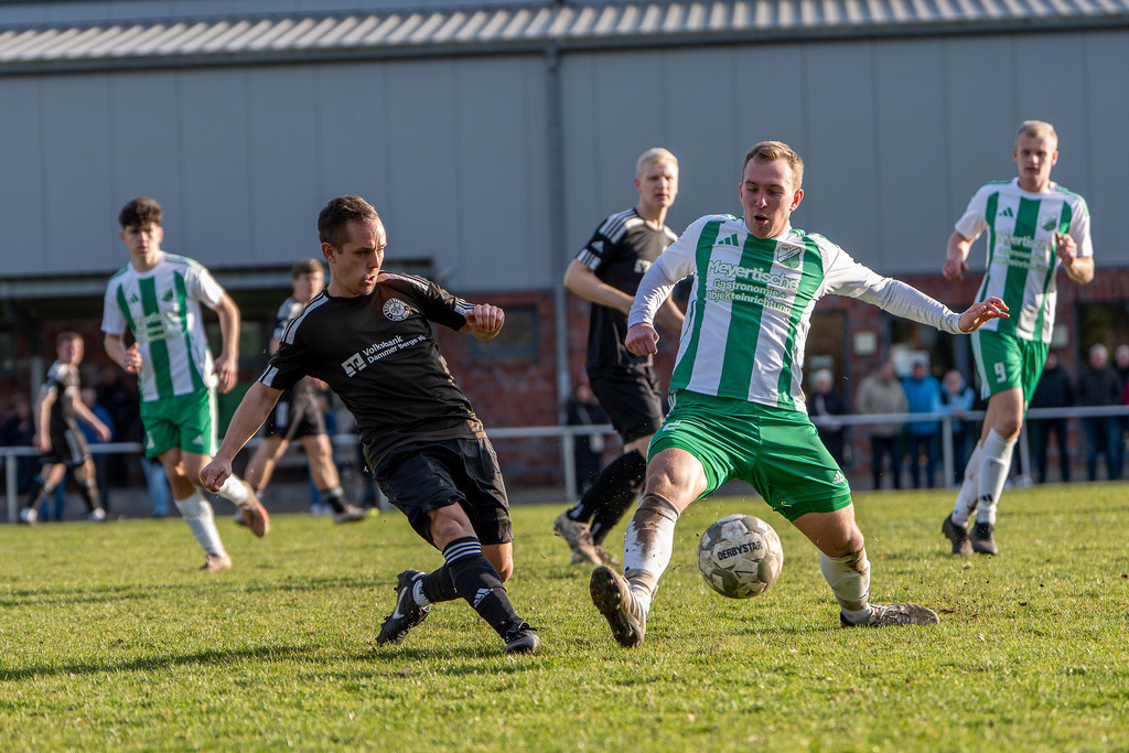 Fußball I Herren I Saison 2025-2026 I Bezirksliga Weser-Ems 4 I 21. Spieltag I TuS Lutten - SW Osterfeine I 4158 | jns.sportfotos - Realisiert mit Pictrs.com