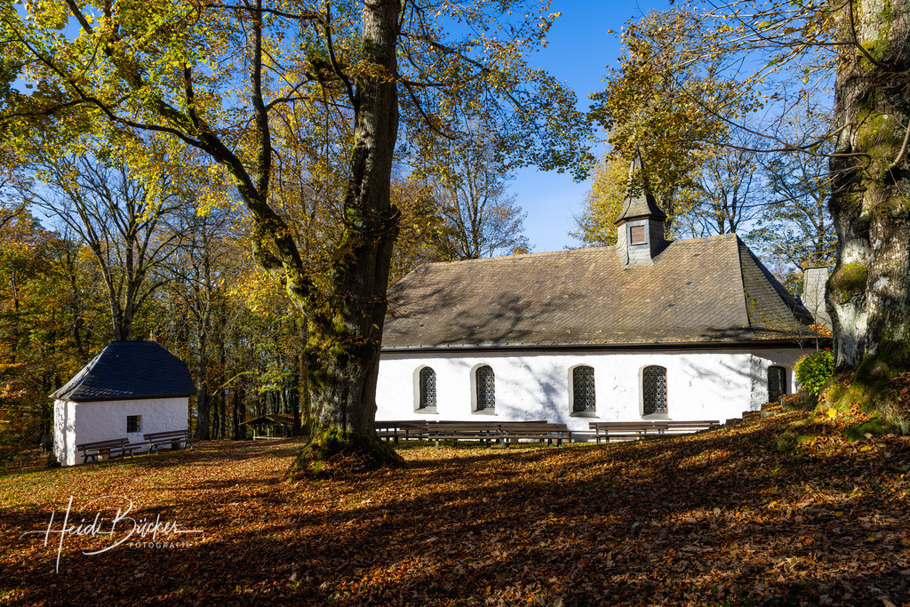 Marienkapelle auf dem Wilzenberg | Marienkapelle auf dem Wilzenberg im Herbst - Realisiert mit Pictrs.com
