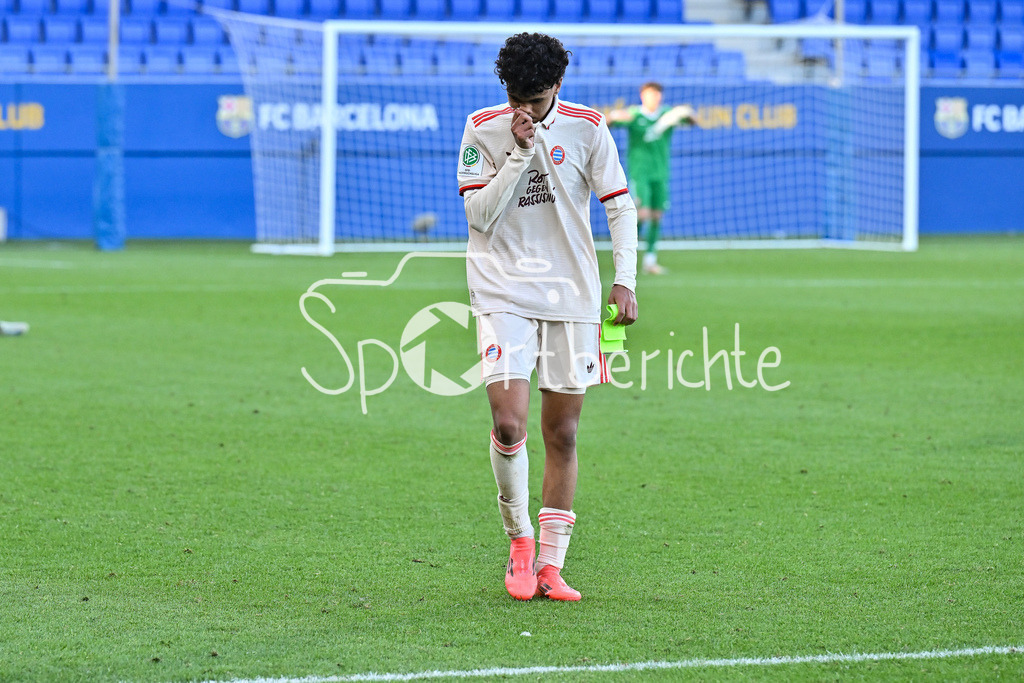 FC Barcelona U19 - FC Bayern München U19 | ein enttaeuschter Adam AZNOU (FCB #3) nach der Niederlage in Barcelona / Traurig / UEFA Youth League: FC Barcelona U19 - FC Bayern München U19, Estadi Johan Cruyff am am 23.10.2024 / Freisteller / Einzelfoto