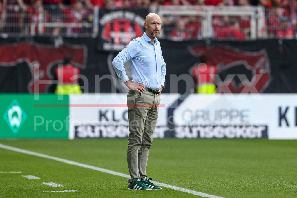Fussball, Bundesliga, SV Werder Bremen - Bayer 04 Leverkusen | Erik ten Hag (Trainer, Bayer 04 Leverkusen), DIE DFL-RICHTLINIEN UNTERSAGEN JEGLICHE NUTZUNG VON FOTOS ALS SEQUENZBILDER UND/ODER VIDEOÄHNLICHE FOTOSTRECKEN. DFL REGULATIONS PROHIBIT ANY USE OF PHOTOGRAPHS AS IMAGE SEQUENCES AND/OR QUASI-VIDEO.