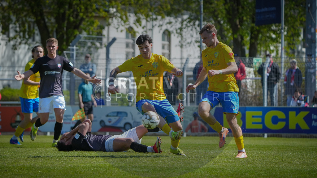 FFußball, Herren, Saison 2025/2026, Regionalliga Nordost, 31. Spieltag, FSV 63 Luckenwalde vs. FSV Zwickau, Sonntag 26.04.2026, Werner-Seelenbinder-Stadion Luckenwalde | Fußball, Herren, Saison 2025/2026, Regionalliga Nordost, 31. Spieltag, FSV 63 Luckenwalde vs. FSV Zwickau, Sonntag 26.04.2026, Werner-Seelenbinder-Stadion Luckenwalde, Im Bild: Matthew Meier (l. Luckenwalde) und Fabio Schneider (r. Luckenwalde) - Realisiert mit Pictrs.com