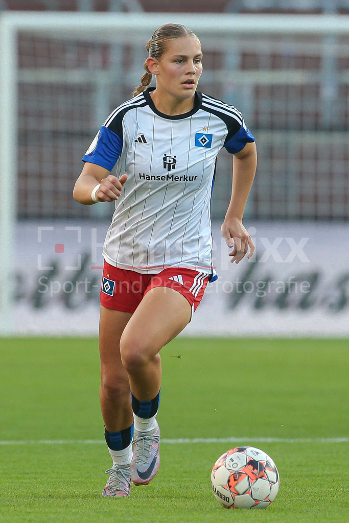 Fussball, DFB-Pokal Frauen, FC St. Pauli - Hamburger SV | v.li.: Marlene Deyß (Hamburger SV, 3) Freisteller, Einzelbild, Ganzkörper, Aktion, Action, Spielszene, DIE DFB-RICHTLINIEN UNTERSAGEN JEGLICHE NUTZUNG VON FOTOS ALS SEQUENZBILDER UND/ODER VIDEOÄHNLICHE FOTOSTRECKEN. DFB REGULATIONS PROHIBIT ANY USE OF PHOTOGRAPHS AS IMAGE SEQUENCES AND/OR QUASI-VIDEO.