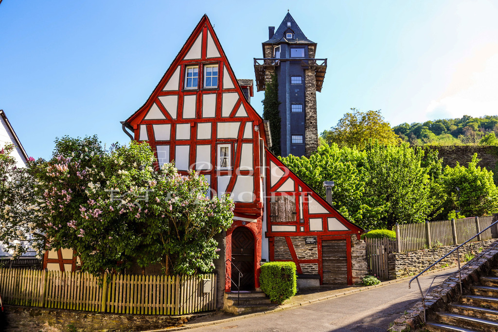 Oberwesel-7302 | Dieses Fachwerkhaus in Oberwesel am Rhein ist das Küsterhäuschen. Es ist ein pitoreskes Häuschen. Daher ist es ein beliebtes Fotomotiv. Wir bieten Fotos von Fachwerkhäusern am Mittelrhein an. Insbesondere von herausragenden Gebäuden wie diesem hier. Fotos können kostenlos in der Galerie angeschaut und in unserem Online-Shop bestellt werden. - Realisiert mit Pictrs.com