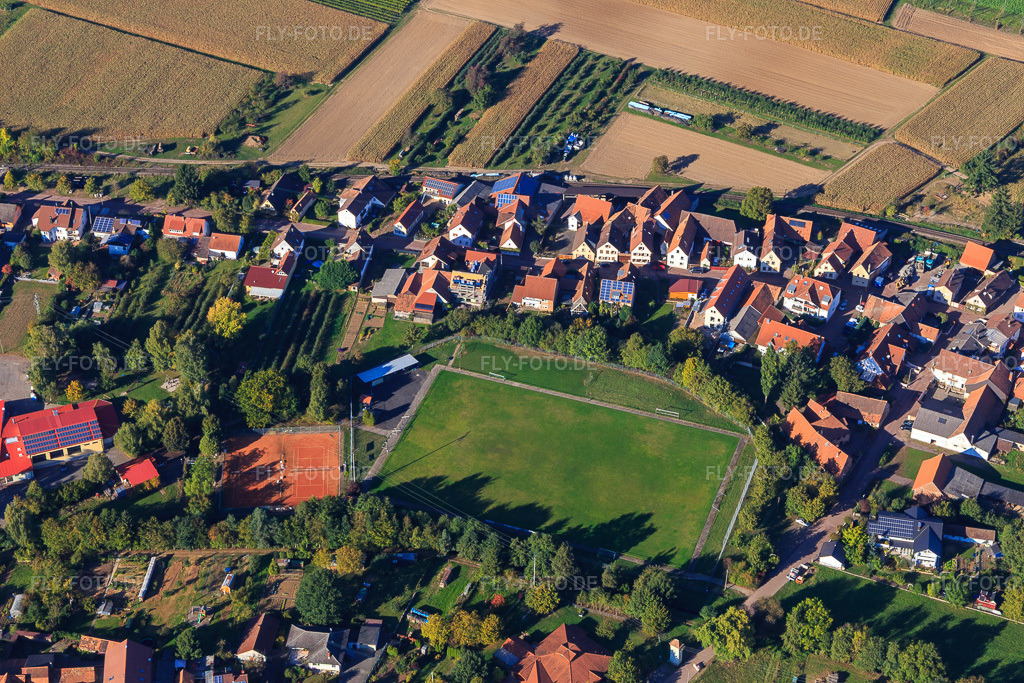 Luftbild: Tennis- und Sportplatz des SV Kapellen-Drusweiler am Erlenbach im Ortsteil Drusweiler in Kapellen-Drusweiler im Bundesland Rheinland-Pfalz in Deutschland. Foto: IMG_095305.jpg vom 16.10.2016 durch Werner Riehm/FLY-FOTO.de
