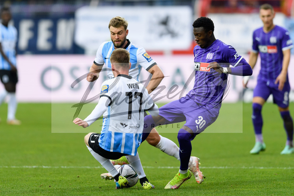 OSNTSV20211106_100 | Fussball, Herren: Daniel Wein (TSV 1860 Muenchen) und Aaron Opoku (VfL Osnabrueck) im Zweikampf bei dem Spiel der 3. Liga zwischen VfL Osnabrueck und TSV 1860 Muenchen im Stadion an der Bremer Bruecke am 06.11.2021 in Osnanbrueck, Deutschland.DFB / DFL REGULATIONS PROHIBIT ANY USE OF PHOTOGRAPHS AS IMAGE SEQUENCES AND/OR QUASI-VIDEO. - Realisiert mit Pictrs.com