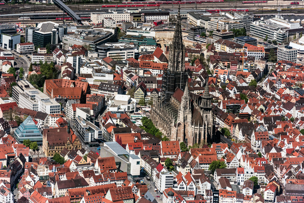 dr__0011784.jpg | ULM 10.05.2017 Stadtansicht des Innenstadtbereiches mit Ulmer Münster  in Ulm im Bundesland Baden-Württemberg, Deutschland. // City view of downtown area with Ulmer Muenster in Ulm in the state Baden-Wuerttemberg, Germany. Foto: Daniel Reiter