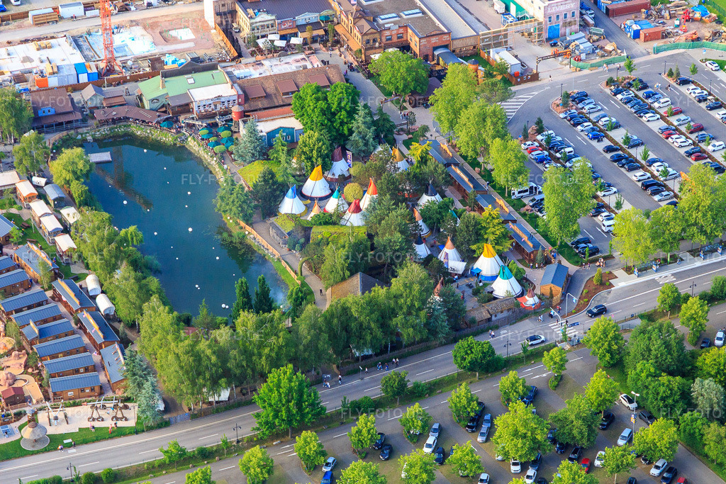 Luftbild: Camp Resort mit Indianer-Tipi Town am See des Europapark Rust in Rust im Bundesland Baden-Württemberg in Deutschland. – Foto: IMG_147312.jpg vom 29.05.2025 durch Werner Riehm/FLY-FOTO.de – Auflösung des Originals: 5015 x 3343 px – ico_highlight