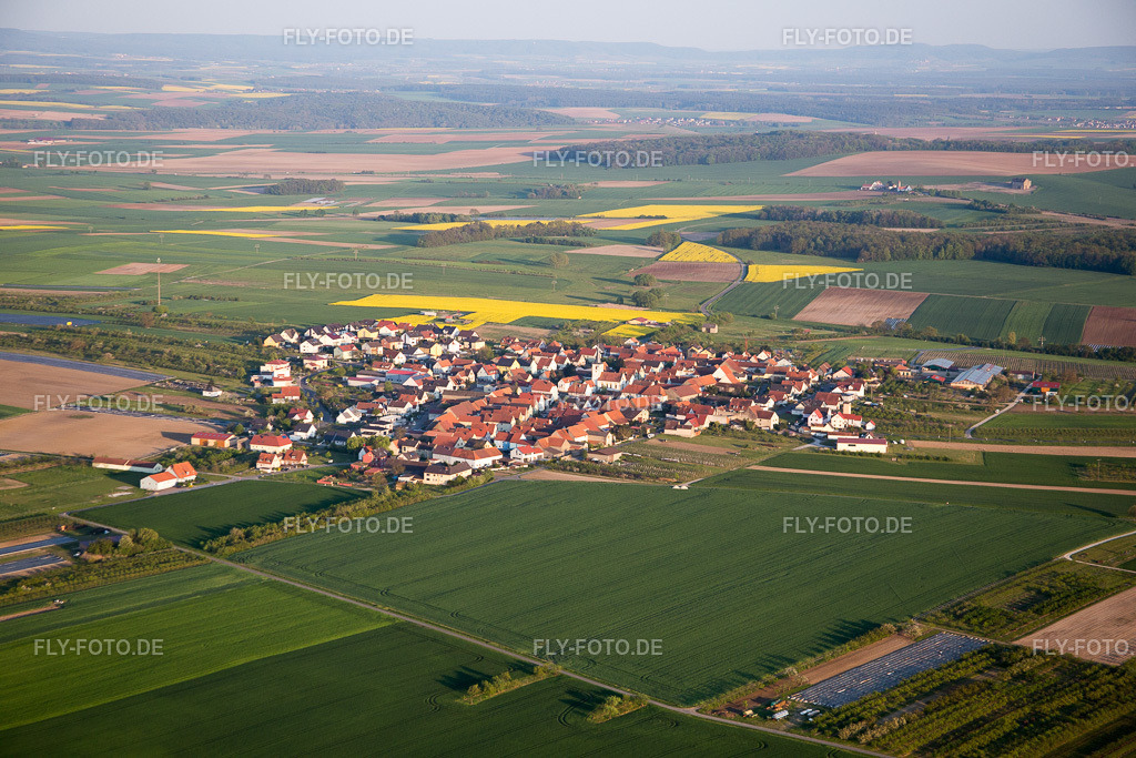 Ortsansicht | Luftbild: Ortsansicht im Ortsteil Lindach in Kolitzheim im Bundesland Bayern in Deutschland. Foto: IMG_087852.jpg vom 05.05.2016 durch Werner Riehm/FLY-FOTO.de - Realisiert mit Pictrs.com